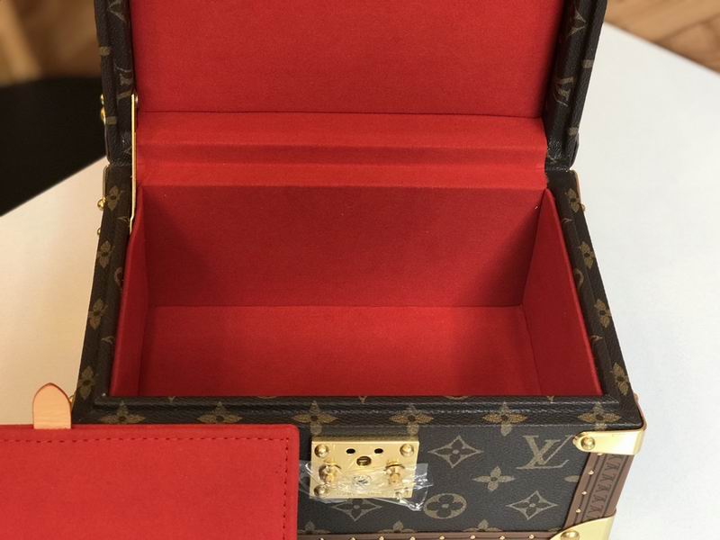 LV M4700SNH 24x13x17cm QS (2)