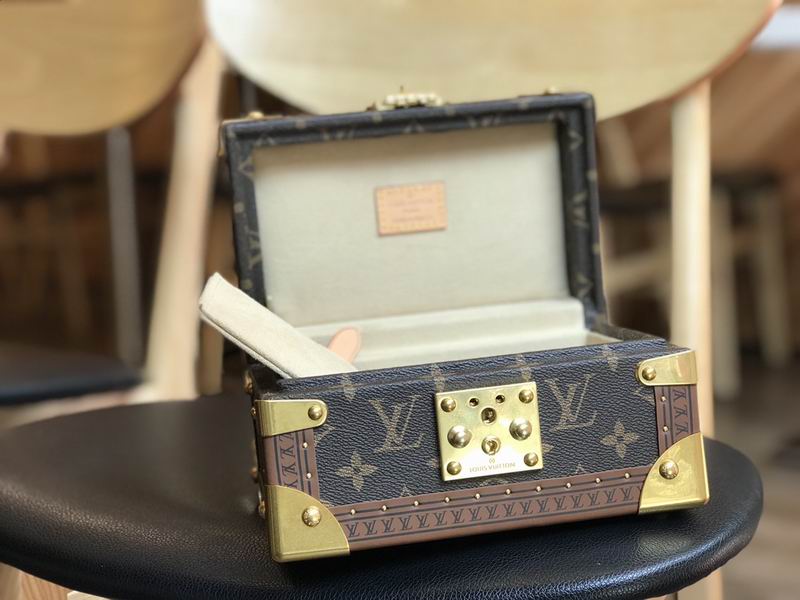 LV M4700SNH 24x13x17cm QS (3)