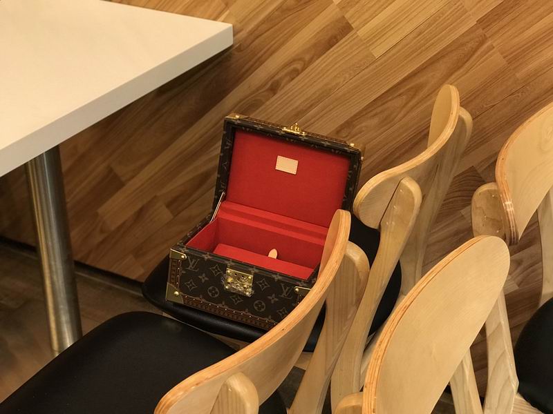 LV M4700SNH 24x13x17cm QS (3)