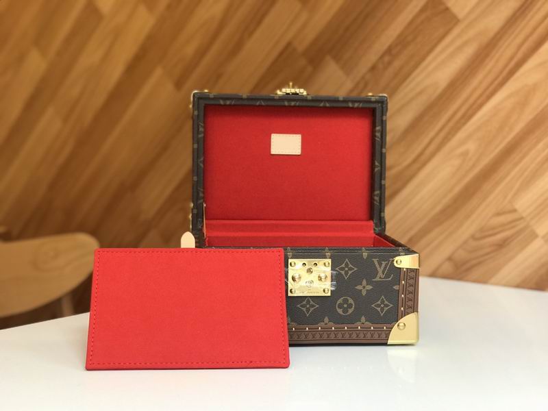 LV M4700SNH 24x13x17cm QS (4)