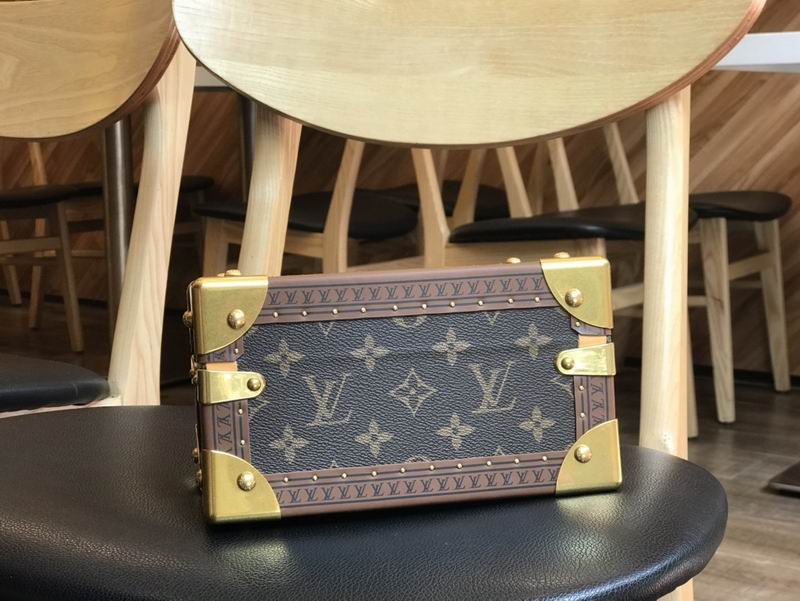 LV M4700SNH 24x13x17cm QS (5)