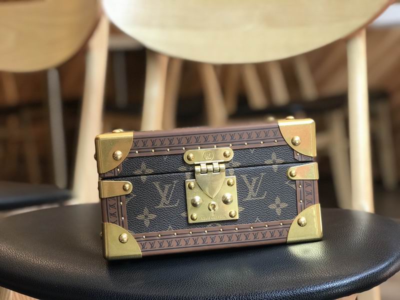 LV M4700SNH 24x13x17cm QS (6)