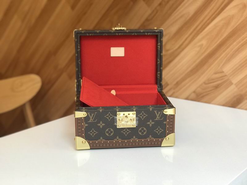 LV M4700SNH 24x13x17cm QS (6)