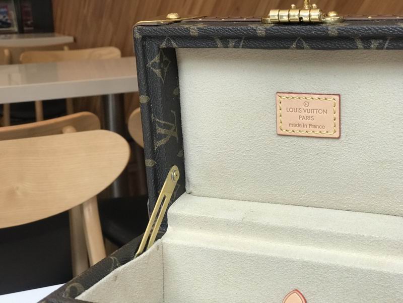 LV M4700SNH 24x13x17cm QS (7)