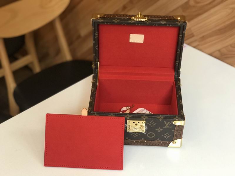 LV M4700SNH 24x13x17cm QS (7)