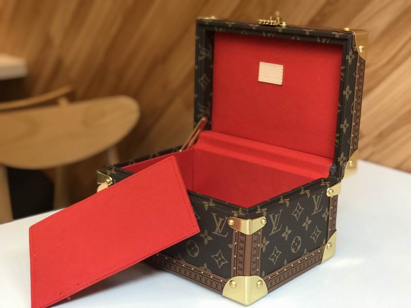 LV M4700SNH 24x13x17cm QS (8)