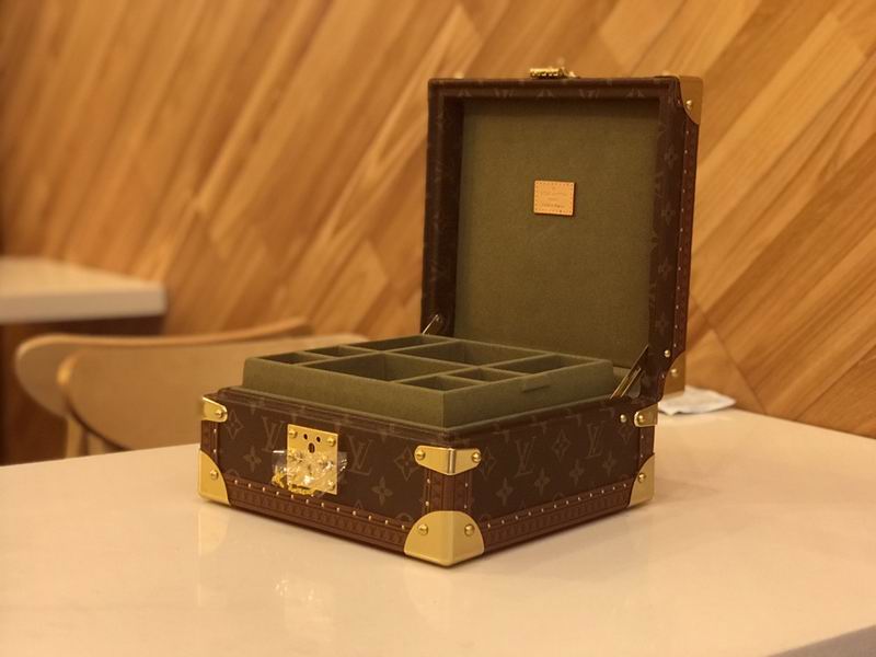 LV M4700SP 23x23x11cm QS-1 (4)