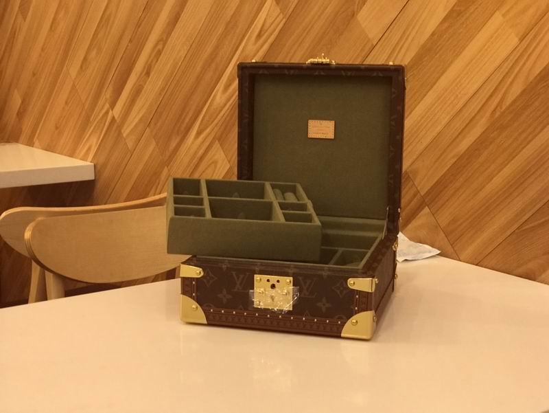 LV M4700SP 23x23x11cm QS-1 (6)