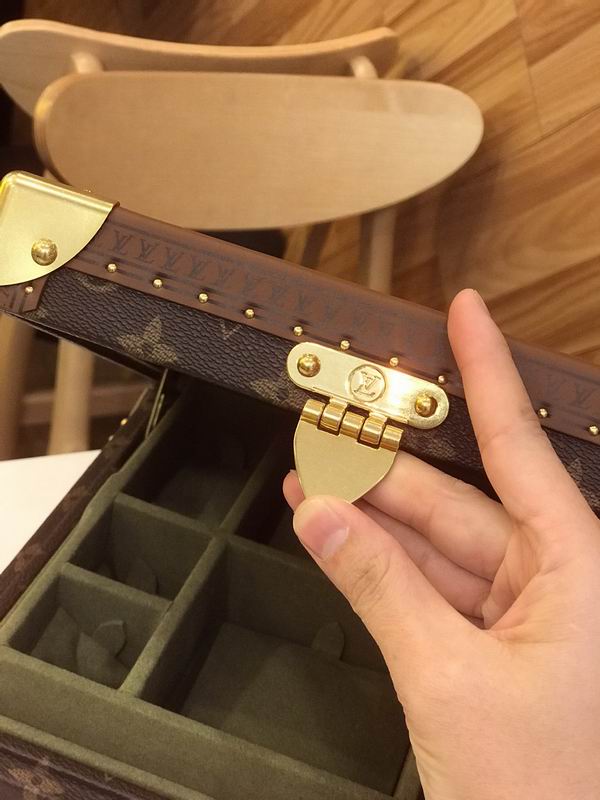 LV M4700SP 23x23x11cm QS-1 (7)