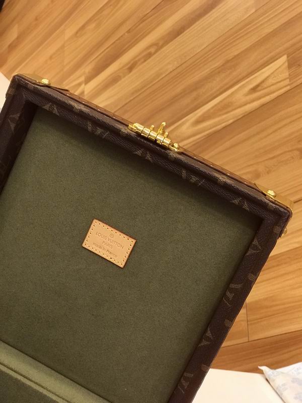 LV M4700SP 23x23x11cm QS-1 (8)