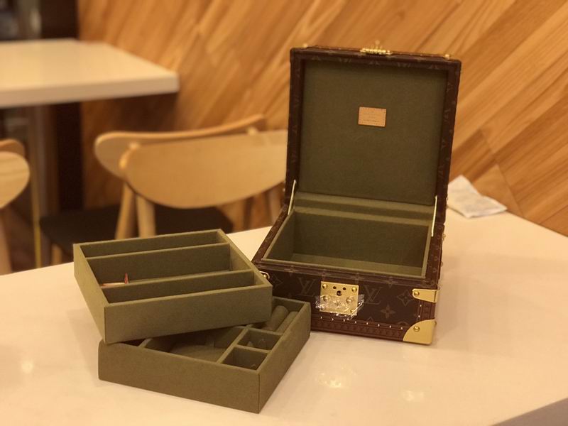 LV M4700SP 23x23x11cm QS-1 (9)