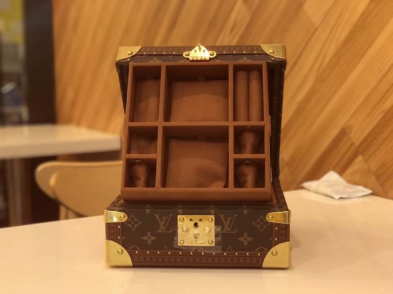 LV M4700SP 23x23x11cm QS-2 (2)