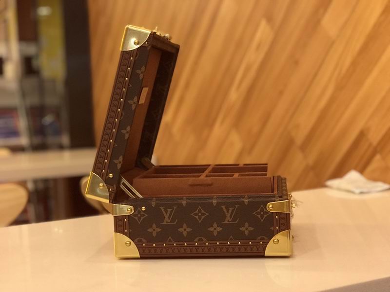 LV M4700SP 23x23x11cm QS-2 (5)