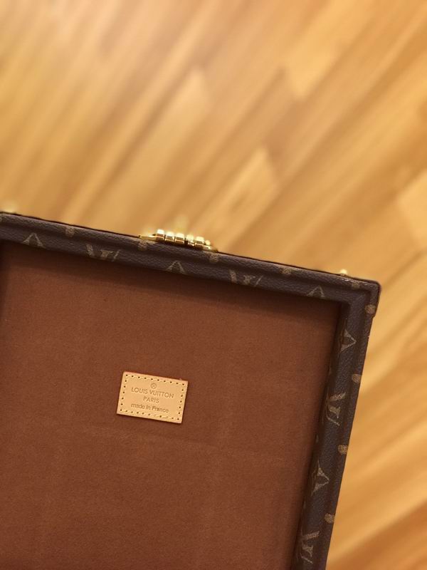 LV M4700SP 23x23x11cm QS-2 (6)