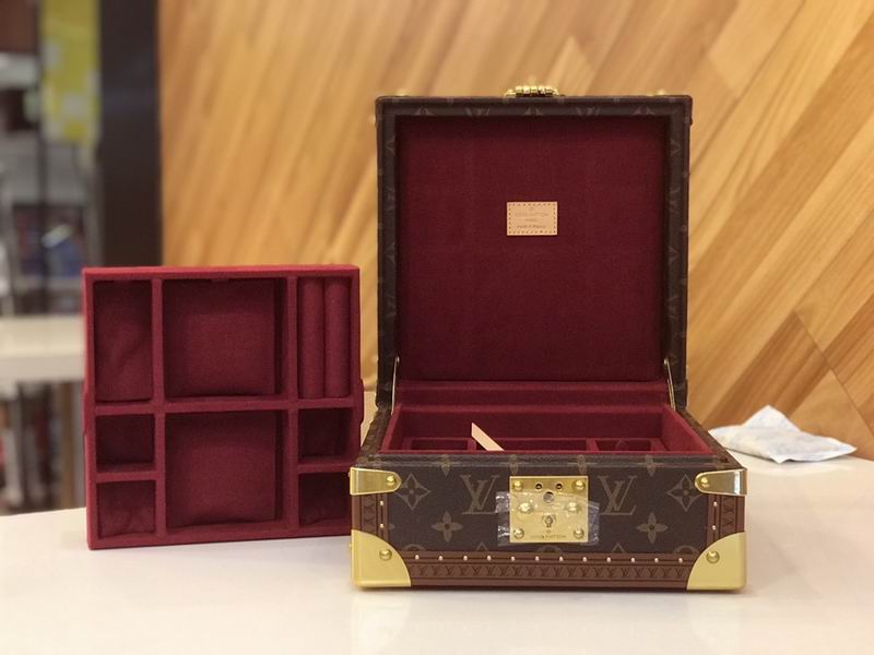 LV M4700SP 23x23x11cm QS-3 (2)