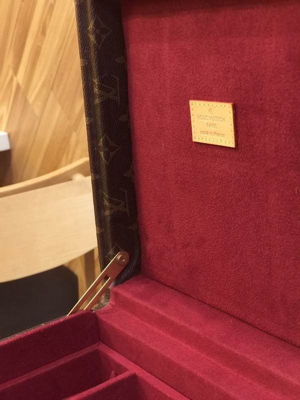 LV M4700SP 23x23x11cm QS-3 (3)