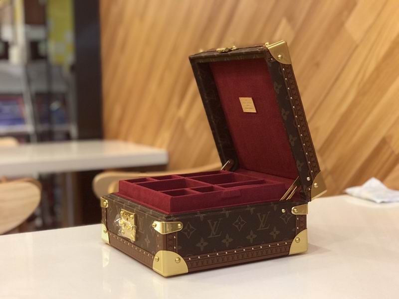 LV M4700SP 23x23x11cm QS-3 (4)