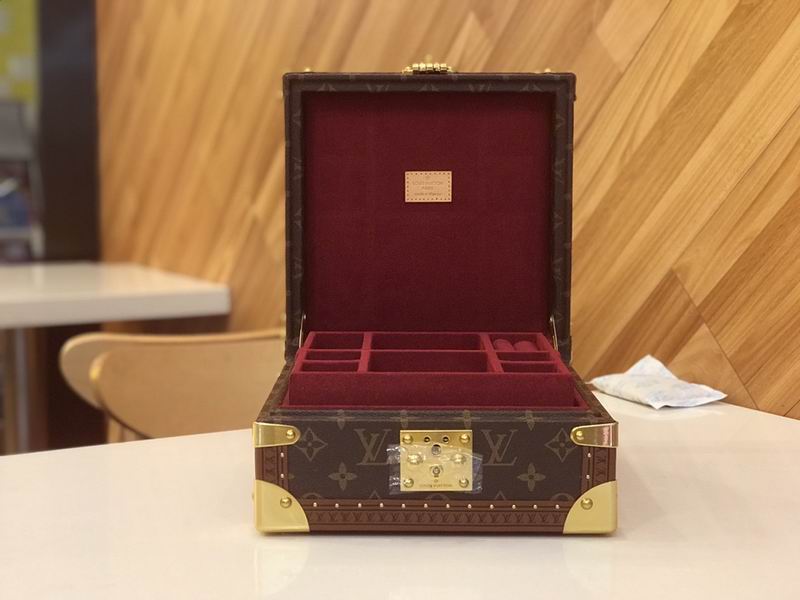 LV M4700SP 23x23x11cm QS-3 (5)