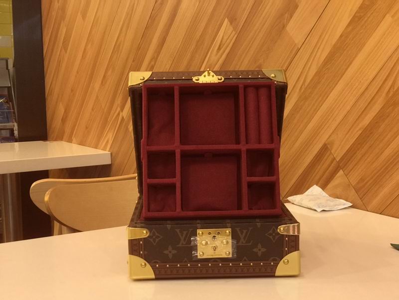 LV M4700SP 23x23x11cm QS-3 (6)