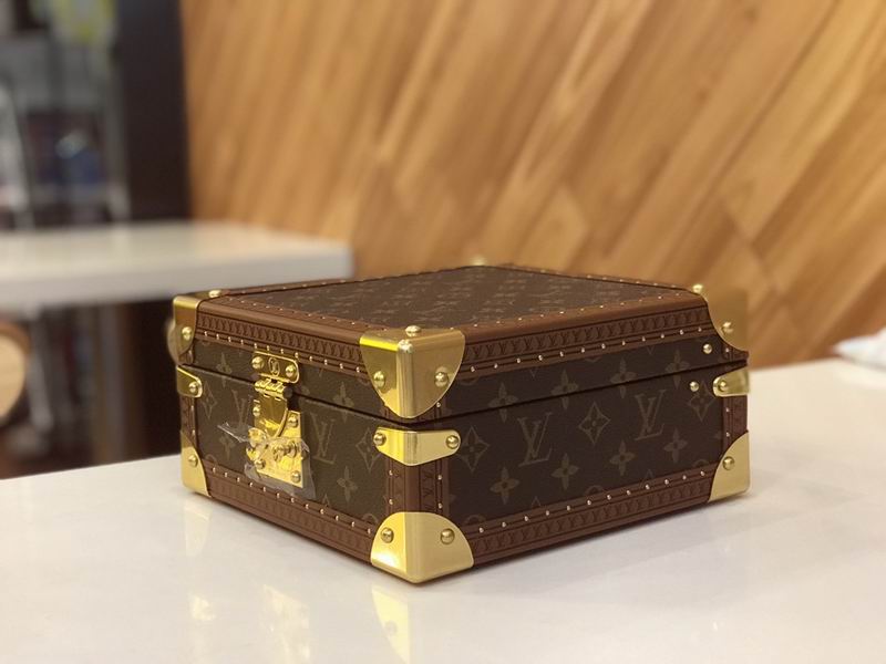 LV M4700SP 23x23x11cm QS-3 (9)