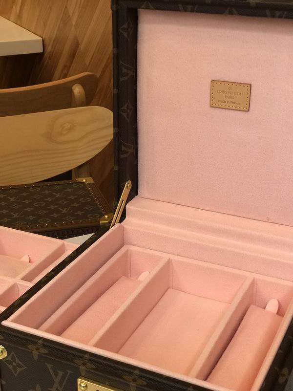 LV M4700SP 23x23x11cm QS-4 (5)