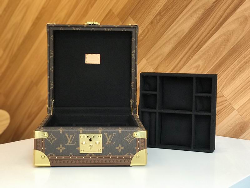 LV M4700SP 23x23x11cm QS-5 (2)