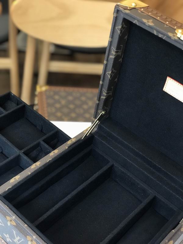 LV M4700SP 23x23x11cm QS-5 (4)