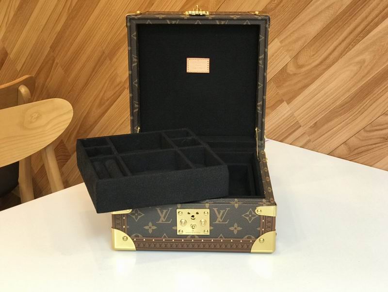 LV M4700SP 23x23x11cm QS-5 (5)