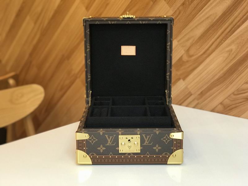 LV M4700SP 23x23x11cm QS-5 (6)