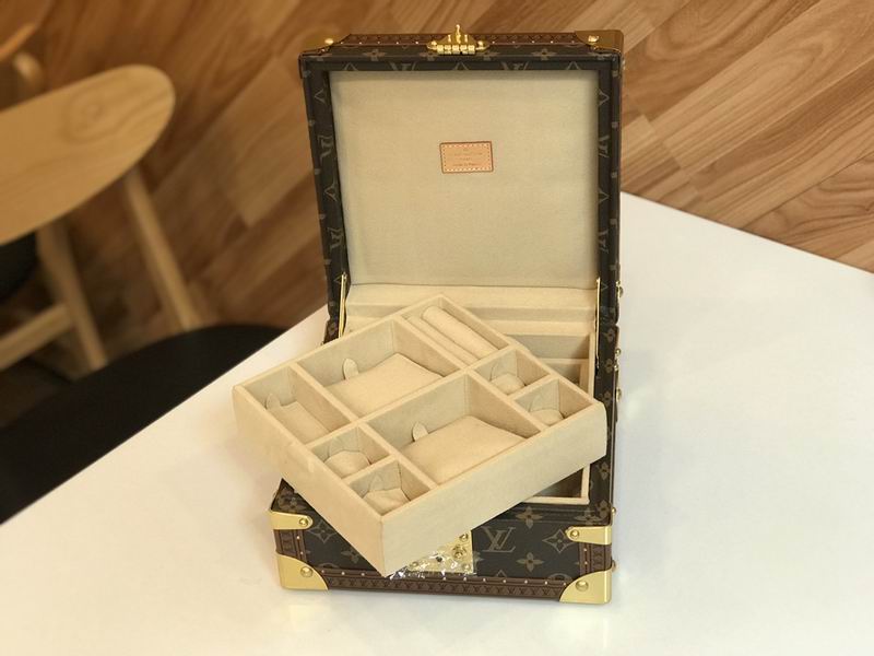 LV M4700SP 23x23x11cm QS-6 (4)