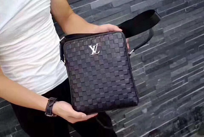 Monogram 0695 25X28X6cm WP (5)