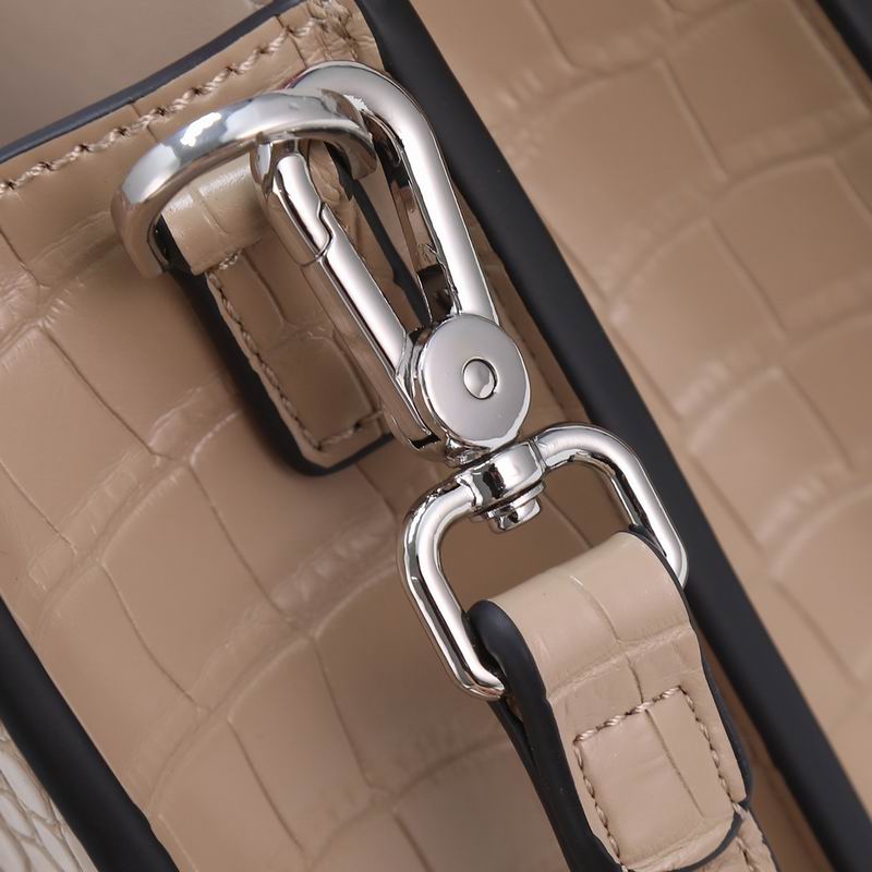 Fendi F0676鳄鱼纹 23cm ww (33)