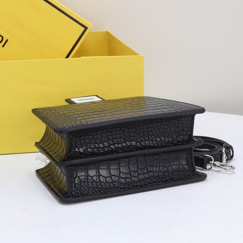 Fendi F0676鳄鱼纹 23cm ww (4)