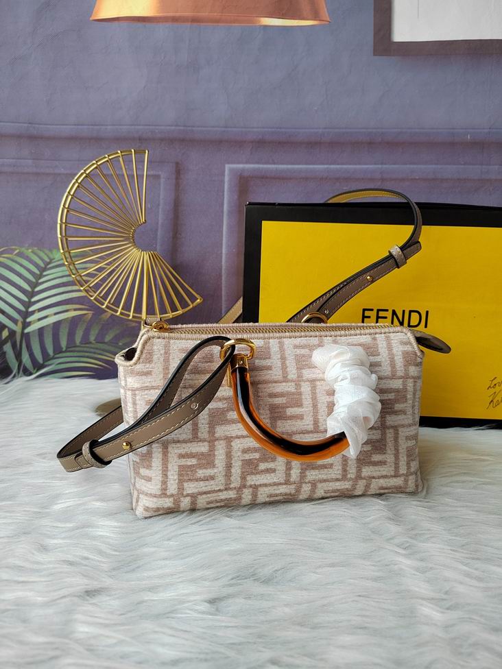 Fendi F8BS067 20.5x12x9cm zy (2)