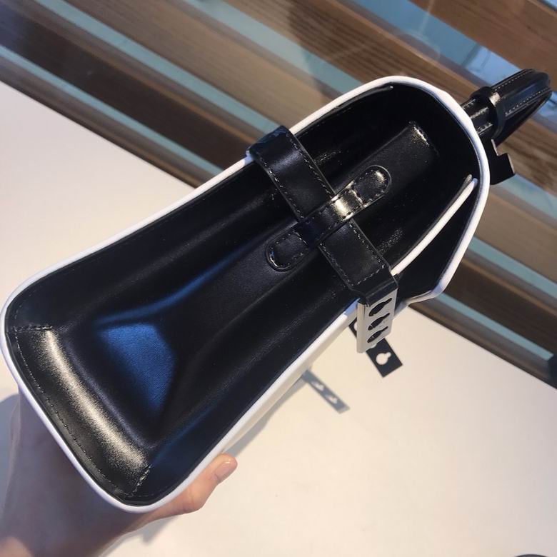 TP 28X21X11cm 082002 SS 5