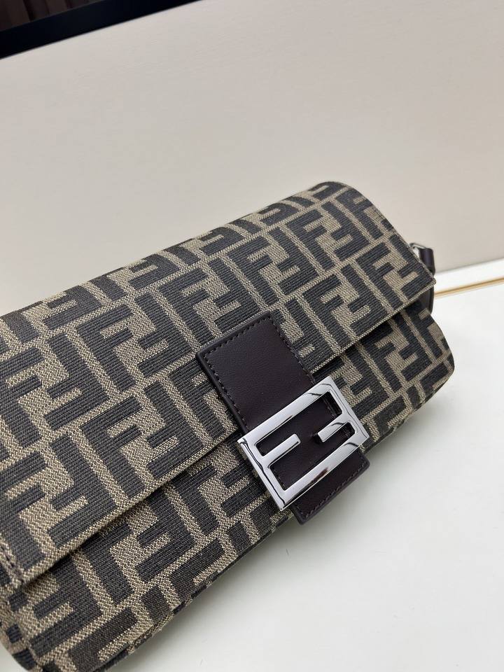 Fendi F8029 26x6x13cm jj_4