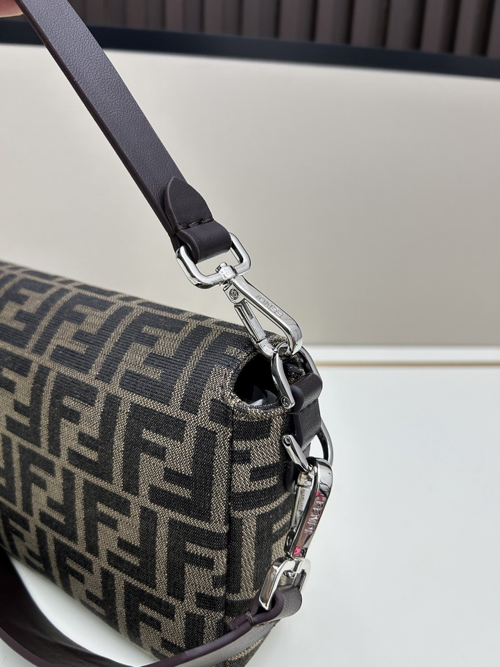 Fendi F8029 26x6x13cm jj_6