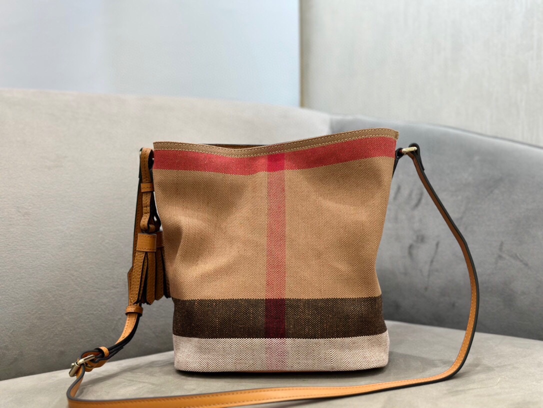 9361 24.5x17cm HQ (1)