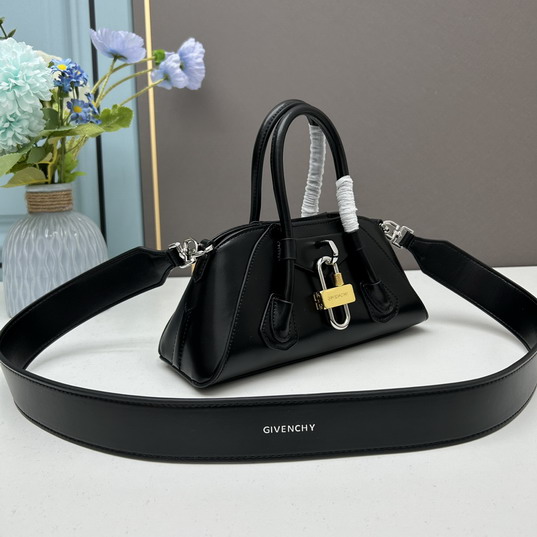 GIvenchy SS23 25x12x8cm ss2_2