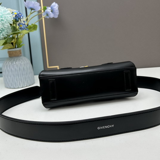 GIvenchy SS23 25x12x8cm ss2_5