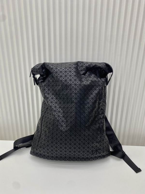 Issey Miyake 41.5x32cm Yt black