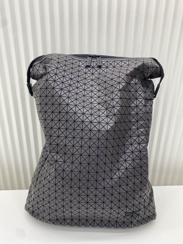 Issey Miyake 41.5x32cm Yt gray