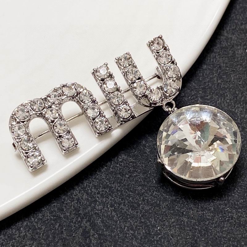 MiuMiu brooch 09lyr1(1)