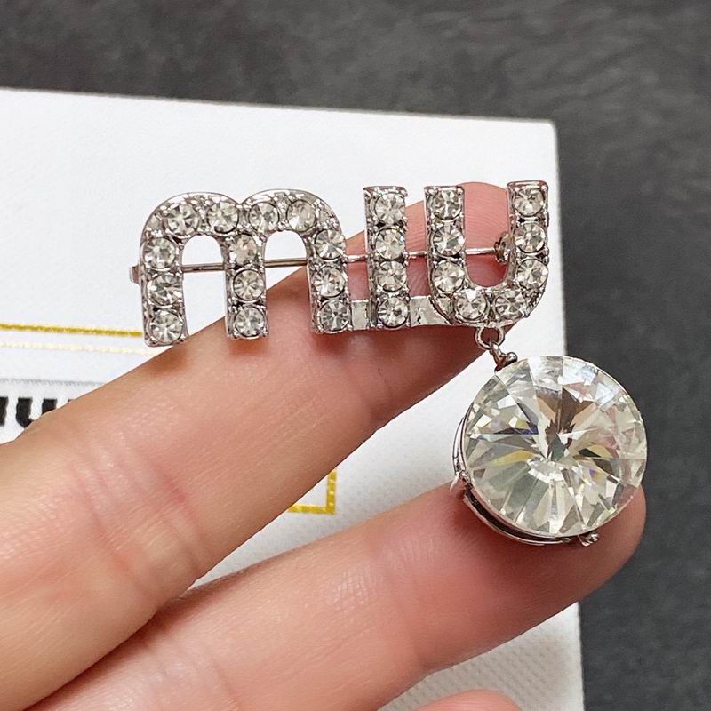 MiuMiu brooch 09lyr1(2)