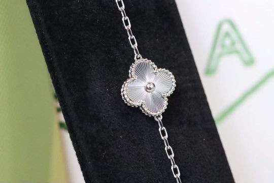 Van Cleef & Arpels bracelet05 (7)