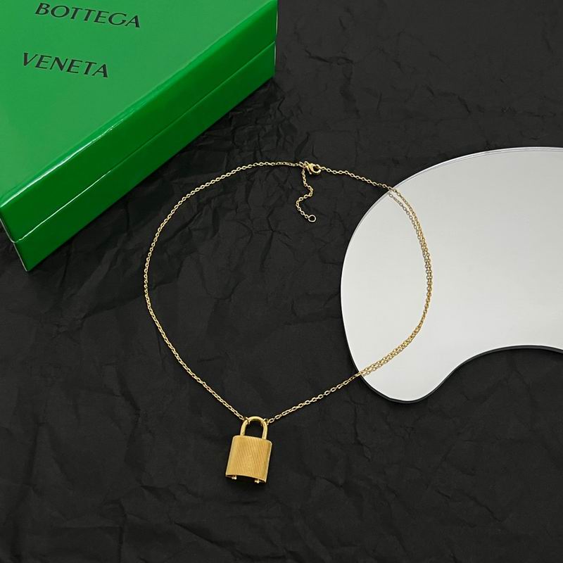 BV Necklace 01lyx15