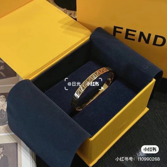 Fendi bracelet 10lyr5